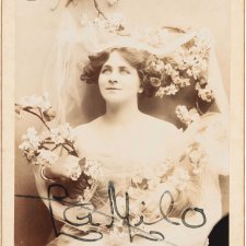 La Milo holding a wreath